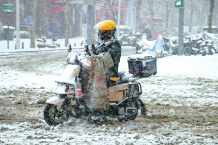 山东暴雪大到模糊 多地交通受阻学校停课